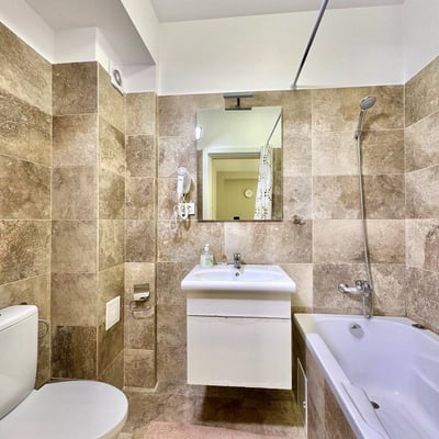 Location d’un appartement chaleureux d’une pièce avec balcon à Chiajna, près de Bucarest, Roumanie